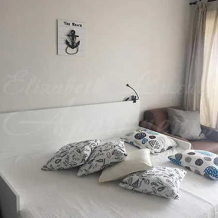 Beachfront Luxury Elizabeth, Apartament