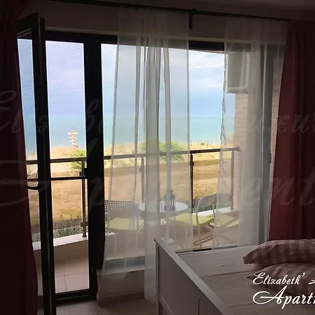 Beachfront Luxury Elizabeth, Apartament