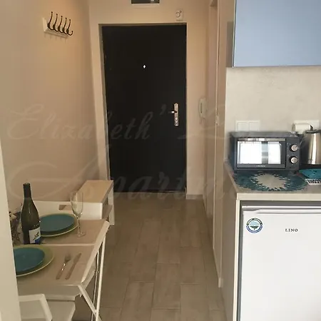 Beachfront Luxury Elizabeth, Apartment