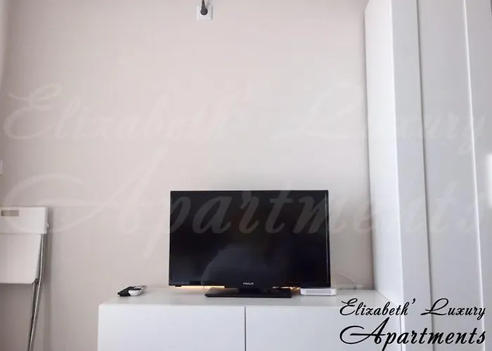 Beachfront Luxury Elizabeth,