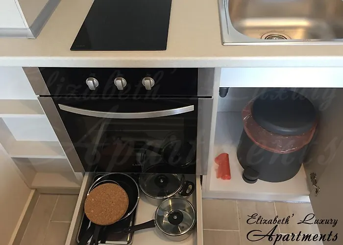 Апартамент Beachfront Luxury Elizabeth,